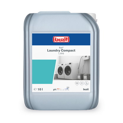 È raffigurato un grande contenitore da 10 litri con Buzil Buz® Laundry Compact L 810 Detergente liquido altamente concentrato della BUZIL-WERK Wagner GmbH & Co. KG. È dotato di un'etichetta blu-bianca con immagini di lavatrici industriali, indicando così l'idoneità per la cura professionale dei tessuti. Anche le indicazioni di pH e VOC sono riportate sull'etichetta.
