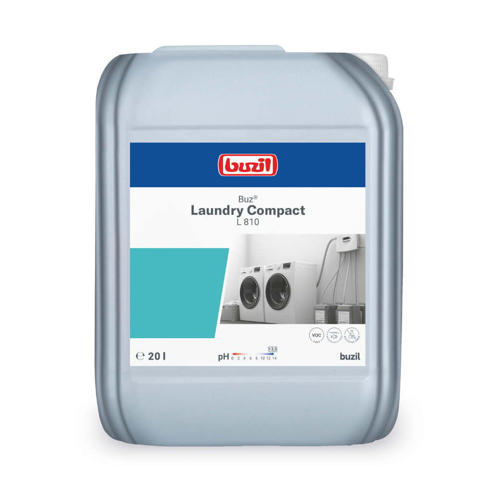 La cura professionale dei tessuti offre un contenitore da 20 litri di Buzil Buz® Laundry Compact L 810 Detergente liquido altamente concentrato della BUZIL-WERK Wagner GmbH & Co. KG. L'etichetta decorata con immagini di lavatrici fornisce informazioni su pH, capacità e applicazione. Si distingue per un design semplice blu-bianco su un contenitore grigio chiaro.