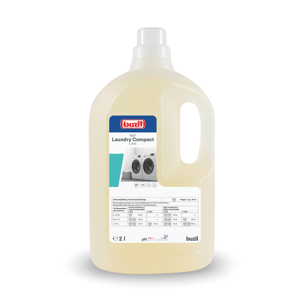 Una grande bottiglia di plastica Buzil Buz® Laundry Compact L 810 Detergente liquido altamente concentrato con manico, ideale per la cura professionale dei tessuti di BUZIL-WERK Wagner GmbH & Co. KG. L'etichetta contiene dettagli del prodotto e istruzioni. All'interno, il liquido giallo chiaro sprigiona una potente capacità pulente concentrata.