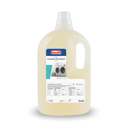 Una grande bottiglia di plastica Buzil Buz® Laundry Compact L 810 Detergente liquido altamente concentrato con manico, ideale per la cura professionale dei tessuti di BUZIL-WERK Wagner GmbH & Co. KG. L'etichetta contiene dettagli del prodotto e istruzioni. All'interno, il liquido giallo chiaro sprigiona una potente capacità pulente concentrata.
