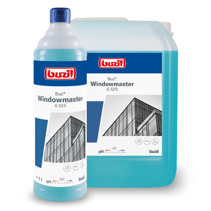 Una bottiglia e un grande contenitore Buzil Buz® Windowmaster G 525 concentrato per la pulizia di vetri e finestre di BUZIL-WERK Wagner GmbH & Co. KG si distinguono per la formula ad asciugatura rapida. Le etichette mostrano una facciata di edificio con finestre e indicano un valore di pH di 9,5. Entrambi sono riempiti con un liquido blu che promette un effetto anti-sporco migliorato.