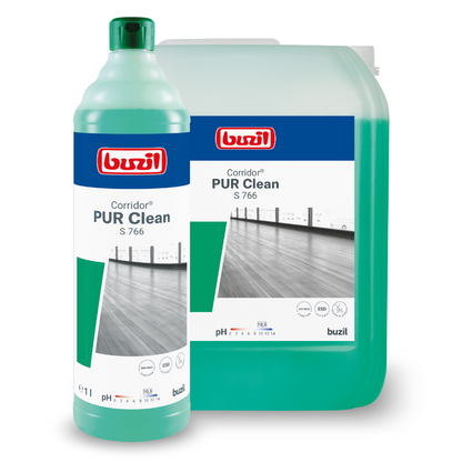 Sono esposti un grande contenitore e una bottiglia di Buzil Corridor® PUR Clean S 766 detergente per pavimenti ultra-bagnante con blocco odori con il liquido verde. Le etichette mostrano un'immagine di un pavimento corridoio perfettamente pulito e un testo che evidenzia questo efficace detergente per pavimenti con blocco odori di BUZIL-WERK Wagner GmbH & Co. KG.