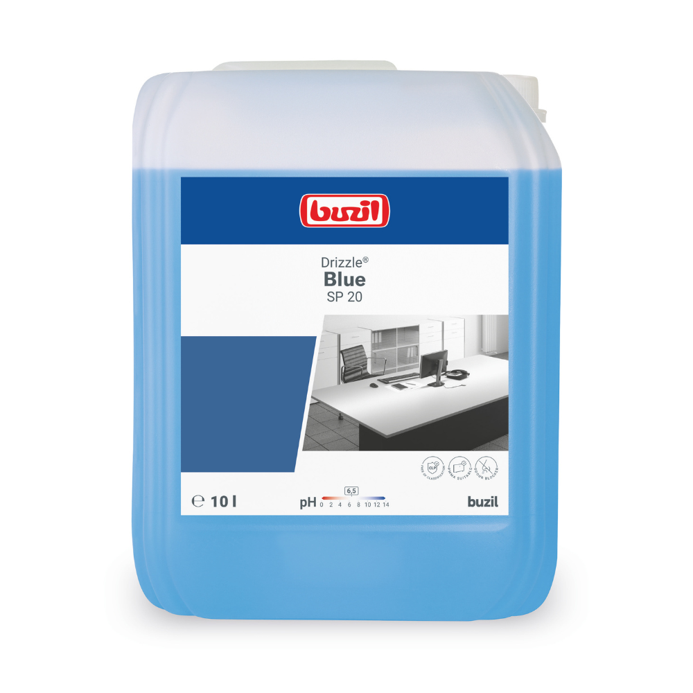Un contenitore da 10 litri del detergente per superfici Buzil Drizzle® Blue SP 20 della BUZIL-WERK Wagner GmbH & Co. KG di colore blu ha un valore di pH di 8,5. L'etichetta mostra il logo del marchio e il nome del prodotto, così come l'immagine di una scrivania d'ufficio pulita, per evidenziare l'eccellente compatibilità dei materiali.