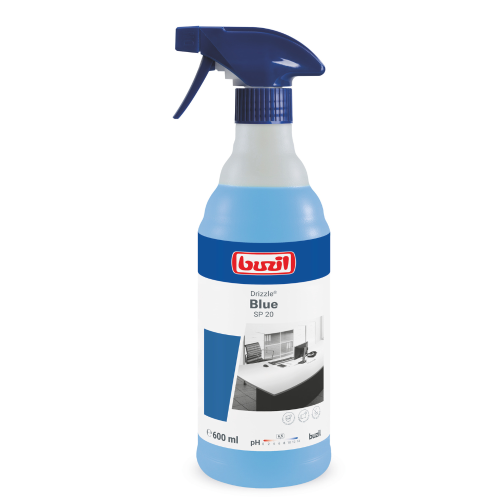 Un flacone spray da 600 ml del detergente per superfici Buzil Drizzle® Blue SP 20 con ugello spray blu è etichettato con l'immagine di un piano cucina monocromatico. L'etichetta sottolinea la compatibilità dei materiali per una pulizia efficace e porta il marchio della BUZIL-WERK Wagner GmbH & Co. KG.