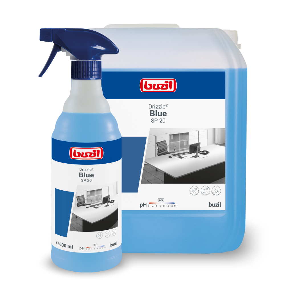 Sono esposti due contenitori con il detergente per superfici pronto all'uso Buzil Drizzle® Blue SP 20 con blocco odori di BUZIL-WERK Wagner GmbH & Co. KG. Il più piccolo è un flacone spray da 600 ml, mentre il più grande è un contenitore di ricarica. Entrambi mostrano un'immagine di una scrivania e informazioni sul prodotto, mettendo in evidenza la compatibilità dei materiali, il valore del pH e le istruzioni per l'uso per una prestazione di pulizia ottimale.