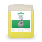 Un contenitore da 10 litri con Buzil Indumaster® IR 55 P 950, un detergente industriale universale ecologico. Il contenitore trasparente contiene un liquido giallo con un'etichetta bianca con accenti verdi, su cui sono raffigurati gocce d'acqua e tubi industriali e dove è chiaramente visibile il marchio "BUZIL-WERK Wagner GmbH & Co. KG".