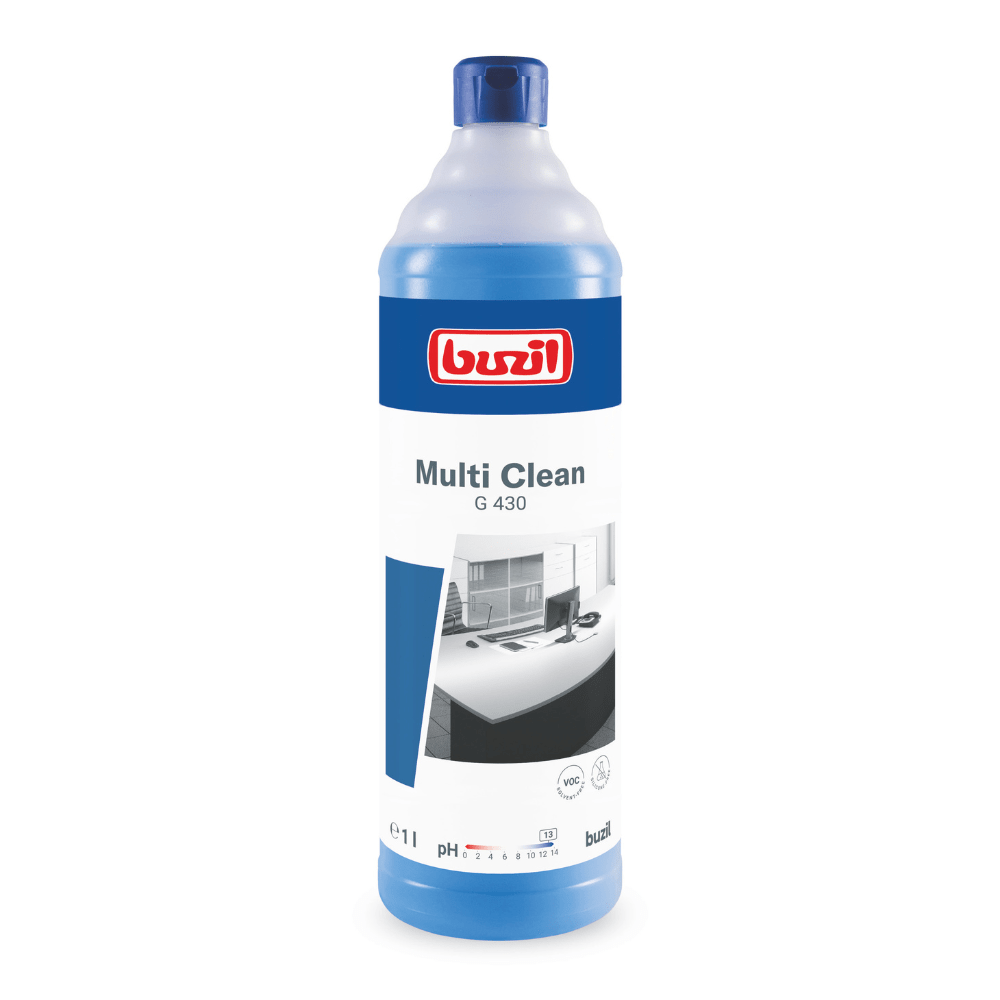 Una bottiglia blu di Buzil Multi Clean G 430 Detergente alcalino intensivo multiuso è esposta, con un'etichetta con marchio rosso e un'immagine in bianco e nero di una stanza immacolata. Questo prodotto, realizzato da BUZIL-WERK Wagner GmbH & Co. KG, è progettato come detergente intensivo per eliminare efficacemente lo sporco ostinato su superfici resistenti agli alcali. La bottiglia è fornita con un tappo blu abbinato.