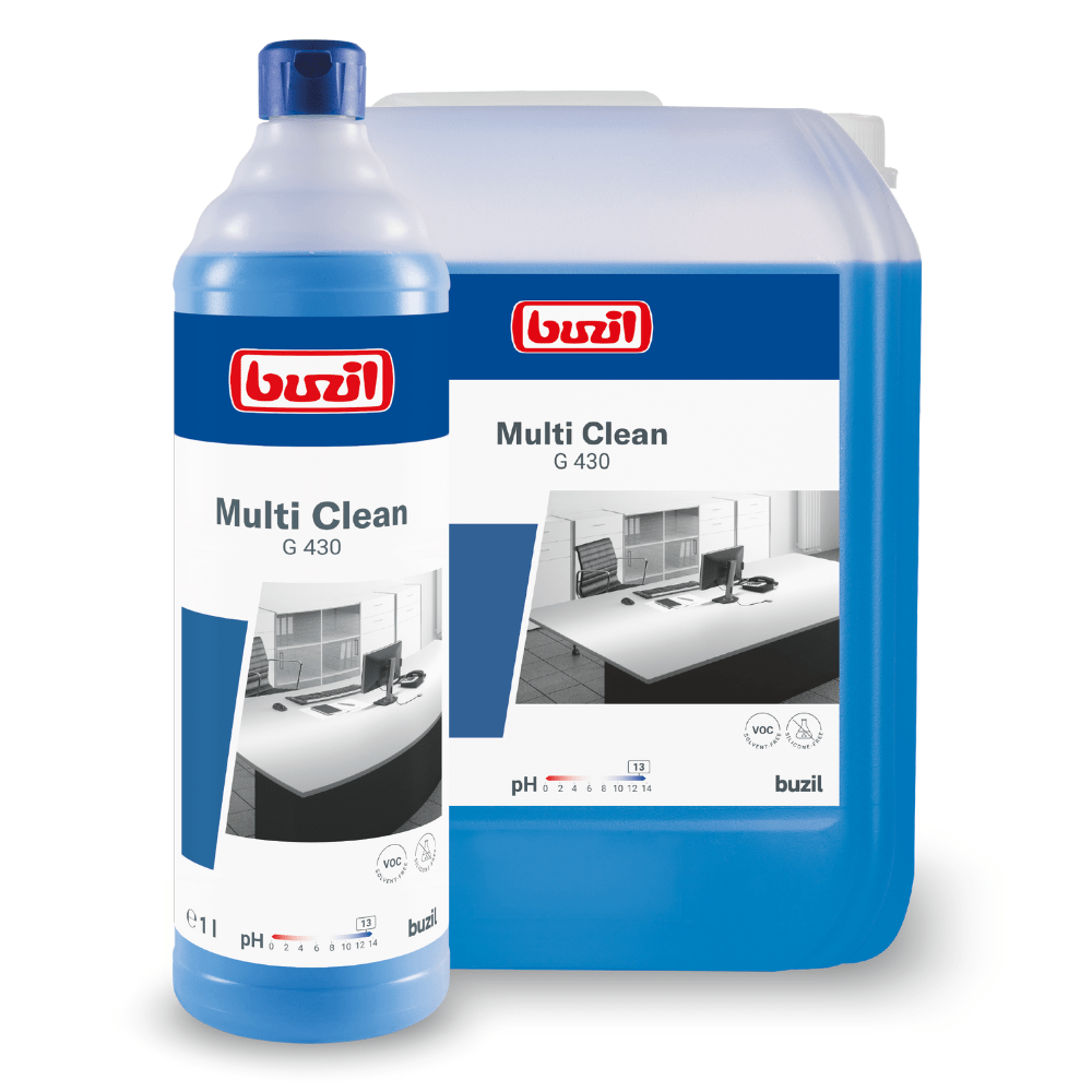 Sono esposte due bottiglie di Buzil Multi Clean G 430 Detergente alcalino intensivo multiuso della BUZIL-WERK Wagner GmbH & Co. KG: Una bottiglia più piccola da un litro con beccuccio si trova davanti a un contenitore più grande da cinque litri. Entrambe sono eccellenti per compiti di pulizia intensiva e sono dotate di etichette blu e bianche con l'immagine di una scrivania e una sedia, rendendole perfette per superfici resistenti agli alcali.