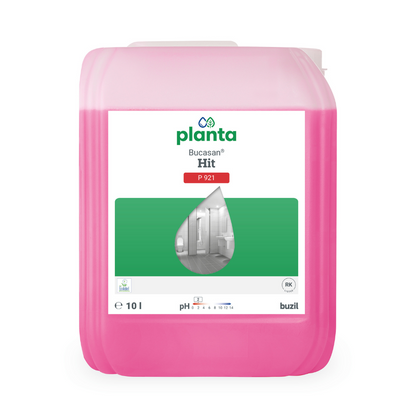 Un contenitore rosa da 10 litri con Buzil Planta Bucasan® Hit P 921, un detergente ecologico per la manutenzione sanitaria, porta un'etichetta verde-bianca con una goccia d'acqua e un'immagine di un bagno. La formula con pH 1 assicura una brillantezza senza strisce. In basso a destra è raffigurato il marchio BUZIL-WERK Wagner GmbH & Co. KG.