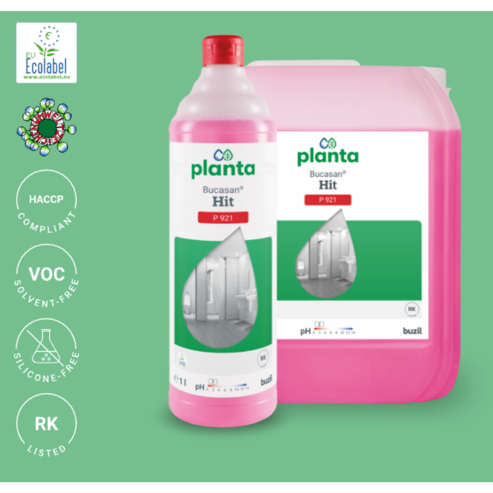 L'immagine mostra una bottiglia rosa e un contenitore rosa più grande con Buzil Planta Bucasan® Hit P 921 Detergente ecologico per la manutenzione sanitaria, un prodotto di BUZIL-WERK Wagner GmbH & Co. KG. È noto per la sua brillantezza senza strisce e soddisfa gli standard HACCP. Inoltre, è privo di VOC e silicone e porta con orgoglio il marchio ecologico dell'UE e simboli che evidenziano le sue proprietà ecologiche.