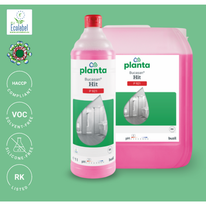L'immagine mostra una bottiglia rosa e un contenitore rosa più grande con Buzil Planta Bucasan® Hit P 921 Detergente ecologico per la manutenzione sanitaria, un prodotto di BUZIL-WERK Wagner GmbH & Co. KG. È noto per la sua brillantezza senza strisce e soddisfa gli standard HACCP. Inoltre, è privo di VOC e silicone e porta con orgoglio il marchio ecologico dell'UE e simboli che evidenziano le sue proprietà ecologiche.