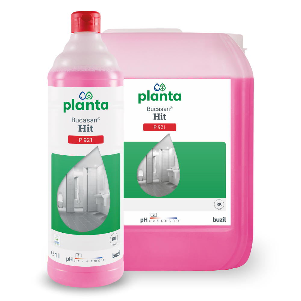 Una bottiglia rosa e un contenitore con Buzil Planta Bucasan® Hit P 921 Detergente ecologico per la manutenzione sanitaria di BUZIL-WERK Wagner GmbH & Co. KG, con etichette che mostrano un bagno impeccabile e senza strisce. Questa efficace soluzione anticalcare ha un pH di 2 per una pulizia superiore.