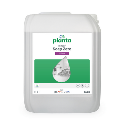 Immagine di un contenitore da 5 litri con la scritta „Buzil Rinax® Soap Zero P 960 Lozione ecologica per il lavaggio delle mani“ di BUZIL-WERK Wagner GmbH & Co. KG. L'etichetta mostra il valore del pH e altri dettagli e presenta un'immagine in scala di grigi di una cucina in una grafica di goccia d'acqua verde, per sottolineare l'impegno dell'azienda verso pratiche di pulizia sostenibili.
