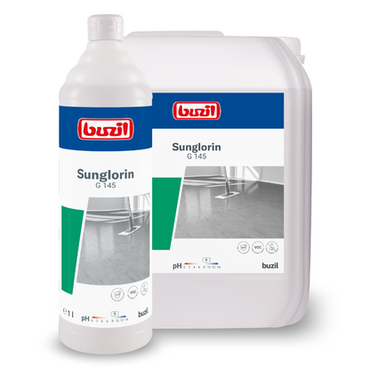 Su uno sfondo bianco semplice si vedono una bottiglia di plastica e un grande contenitore con l'emulsione autolucidante per pavimenti Buzil Sunglorin G 145 della BUZIL-WERK Wagner GmbH & Co. KG. L'imballaggio, etichettato con il nome del prodotto e una foto di un pavimento pulito e lucido, mette in evidenza l'emulsione autolucidante per rivestimenti resistenti all'acqua.