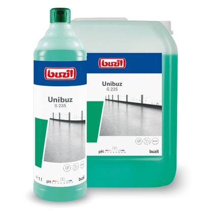 Su un grande contenitore verde e una bottiglia verde, entrambi con l'etichetta "Buzil Unibuz G 235 Cura per pavimenti a base di polimeri solubili in acqua" di BUZIL-WERK Wagner GmbH & Co. KG, è visibile una foto di un pavimento senza macchie. Il testo di accompagnamento sottolinea la neutralità del pH e la "pulizia senza striature", con simboli che indicano proprietà di pulizia potenziate dai polimeri solubili in acqua.