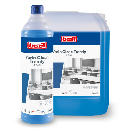 Una bottiglia e un contenitore grande del detergente neutro delicato e per plastica Buzil Vario Clean Trendy T 560 della BUZIL-WERK Wagner GmbH & Co. KG promettono un effetto Easy-to-clean. La bottiglia con la promessa di una brillantezza senza striature è posizionata davanti al contenitore, entrambi sono decorati con un'immagine di una classe scolastica. Il liquido all'interno brilla di blu.