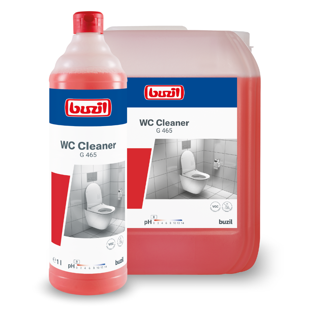 Esposti sono due contenitori con Buzil WC Cleaner G 465 Detergente sanitario viscoso di BUZIL-WERK Wagner GmbH & Co. KG; una bottiglia più piccola è davanti a una brocca più grande. Entrambi i contenitori contengono un liquido rosso e sono etichettati con un'immagine di toilette, il nome del prodotto G 465 e indicazioni sul pH. Questo detergente sanitario viscoso è eccellente per la rimozione di calcare e incrostazioni urinarie nei bagni.