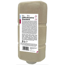 Una bottiglia di plastica color beige con l'etichetta "CWS Handreiniger Abrasiva, 2000 ml" di CWS ha un'etichetta bianca multilingue con dettagli del prodotto e ingredienti. Questa confezione rettangolare e arrotondata è un efficace detergente per le mani made in Germany.