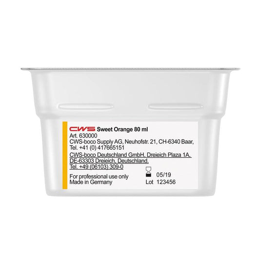 Un contenitore rettangolare in plastica da 80 ml con la scritta «CWS ParadiseLine Profumo per bagni per diffusore Paradise Air Bar» di CWS, con i dati di contatto dell’azienda, le informazioni del produttore e le istruzioni per l’uso in caratteri neri su sfondo bianco.