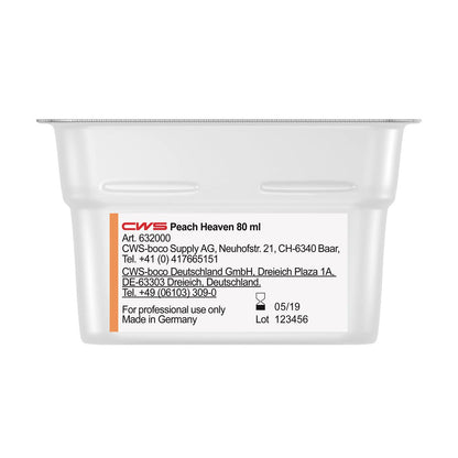 Eine Nahaufnahme eines weißen CWS ParadiseLine Waschraumduft-Behälters für den Duftspender Paradise Air Bar, beschriftet mit Produktinformationen, Unternehmensangaben, "Made in Germany" und einem transparenten Deckel. Geeignet für Waschraumbeduftungsanlagen.