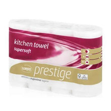Una confezione di rotoli da cucina CWS Prestige a 3 veli, bianco brillante, contiene 8 confezioni di rotoli da cucina bianchi, morbidissimi e facili da pulire, con un design nei toni del marrone castagna e dell’oro e il marchio “welcome Professional Hygiene”.