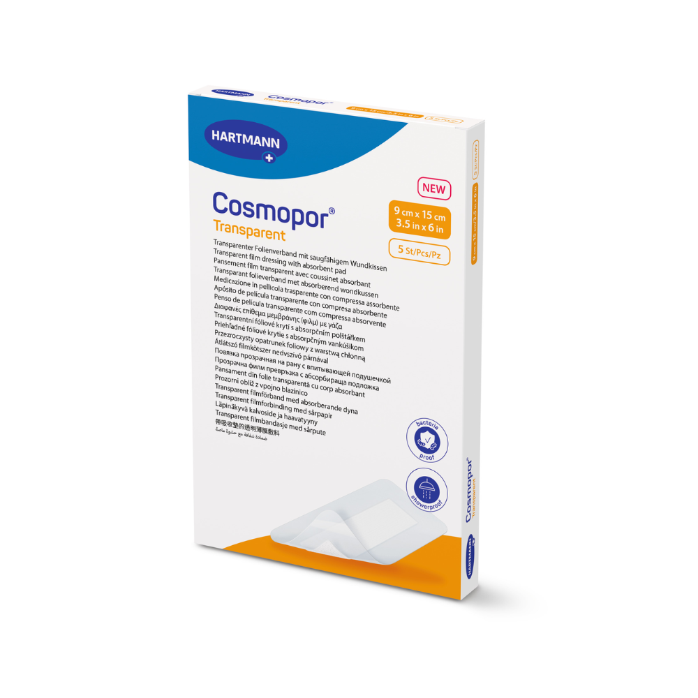 Nell'immagine è raffigurata una scatola rettangolare con bende sterili Cosmopor Transparent della Paul Hartmann AG, che evidenziano le sue proprietà ipoallergeniche, antibatteriche e impermeabili. La scatola contiene bendaggi di dimensioni 9 cm x 15 cm (3,5 pollici x 6 pollici), cinque pezzi ciascuno.