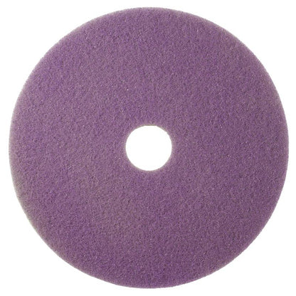 Il Twister Pad viola, rotondo di Diversey Deutschland GmbH & Co. OHG è un pad rotondo e viola con superficie strutturata e foro centrale, ideale per la pulizia di manutenzione di pavimenti duri rivestiti, raffigurato su sfondo bianco.