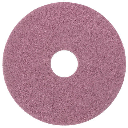 Un pad rotondo, piatto Diversey Twister Pad Pink per pavimenti in vinile di Diversey Deutschland GmbH & Co. OHG è raffigurato dall'alto su sfondo bianco e ha una superficie strutturata rosa con rombi microscopici e un foro rotondo al centro.