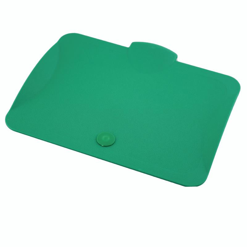 Il coperchio TASKI per secchio da 7 l di Diversey Deutschland GmbH & Co. OHG è adatto per secchi da 7 e 12 litri. Ha un design piatto in plastica verde con angoli arrotondati, un pulsante rialzato sul bordo e una linguetta semicircolare in alto.