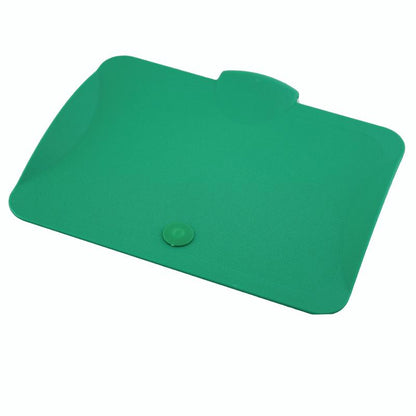 Il coperchio TASKI per secchio da 7 l di Diversey Deutschland GmbH & Co. OHG è adatto per secchi da 7 e 12 litri. Ha un design piatto in plastica verde con angoli arrotondati, un pulsante rialzato sul bordo e una linguetta semicircolare in alto.