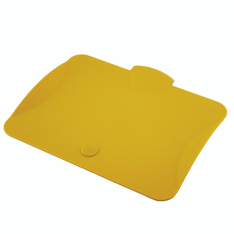 Un coperchio rettangolare giallo TASKI per secchio da 7 l di Diversey Deutschland GmbH & Co. OHG, con angoli arrotondati, un piccolo rilievo rotondo su un bordo e una linguetta curva sull'altro lato; adatto per secchi da 7 e 12 litri.