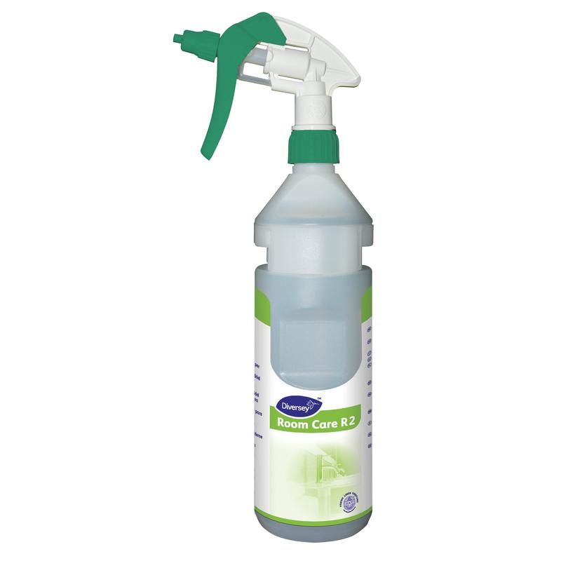 Una bottiglia spray di plastica trasparente con l'etichetta "Room Care R2 Plus Pur-Eco Sprühflasche, vuota" di Diversey Deutschland GmbH & Co. OHG, con un ugello di spruzzo verde-bianco e un'etichetta che indica che è destinata alla pulizia delle stanze.
