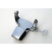 Un primo piano del supporto a parete SC Sensations aspetto cromato di Diversey Deutschland GmbH & Co. OHG, un supporto in metallo con cerniere e una maniglia in plastica, rappresentato su uno sfondo bianco semplice; adatto per tutte le nuove installazioni.