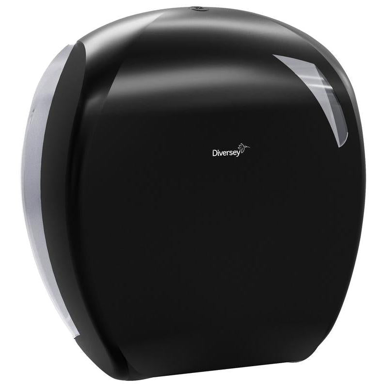 Il supporto per rotoli jumbo di carta igienica Maxi di Diversey Deutschland GmbH & Co. OHG è un distributore nero con lato destro trasparente e logo al centro - ideale per aree sanitarie commerciali. Raffigurato su sfondo bianco.