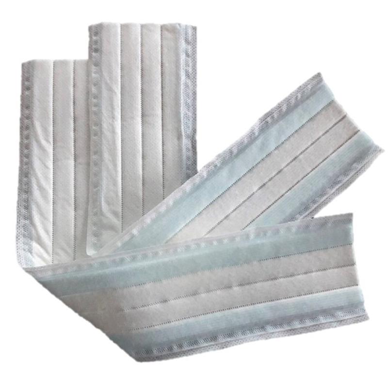 Tre TASKISUM Glide 40 cm mop in microfibra monouso di Diversey, ciascuno con scorrevolezza migliorata e ~24m² di copertura, sono disposti e raffigurati leggermente sovrapposti - per dimostrare la loro disposizione per la pulizia professionale. La confezione contiene 25 pezzi.