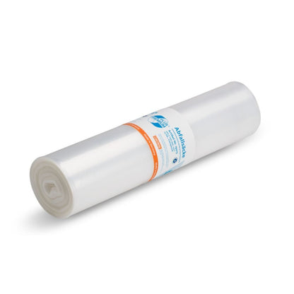 Un rotolo cilindrico di sacchi per rifiuti DEISS Premium Plus® 120 Litri della EMIL DEISS KG (GmbH + Co.) è esposto, ciascuno con un'etichetta bianca con testo blu e arancione. I sacchi traslucidi, a impatto climatico neutro, sono disposti su uno sfondo bianco semplice e mettono in risalto il loro materiale riciclato ecologico.