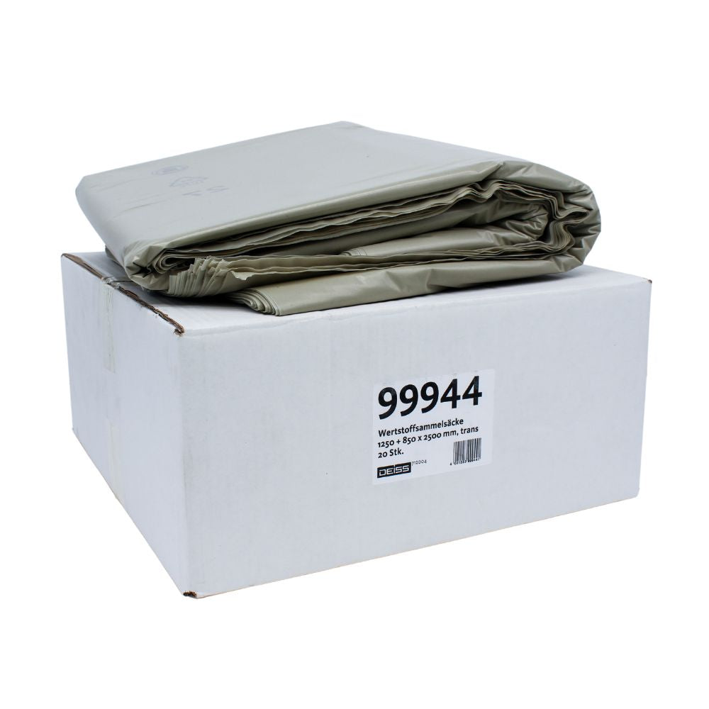 Un telo verde piegato con cura, resistente agli strappi e riutilizzabile, si trova su una scatola rettangolare bianca. Sulla scatola c'è un'etichetta con la scritta "DEISS Wertstoffsammelsack Typ-100, 99944, 2500 Litri – 2500 Litri | Scatola (20 sacchi)" e un testo aggiuntivo con informazioni sulla dimensione e il peso del contenuto.
