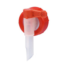 Primo piano del rubinetto del contenitore Dr. Schumacher | Pezzo (1 pezzo) della Dr. Schumacher GmbH - un rubinetto in plastica con tappo a vite rosso e beccuccio bianco per un facile prelievo da grandi contenitori - su uno sfondo bianco semplice.