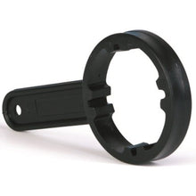 La chiave per tanica Dr. Schumacher (1 pezzo) della Dr. Schumacher GmbH è uno strumento in plastica nera con un'estremità rotonda dentellata e un manico piatto, ideale per allentare fissaggi rotondi come gli alloggiamenti dei filtri dell'acqua. Raffigurato su sfondo bianco.