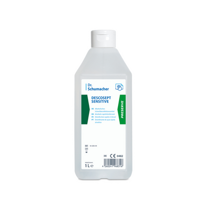 Una bottiglia da 1 litro di Dr. Schumacher Descosept Sensitive Disinfezione Rapida per la disinfezione di dispositivi medici. La bottiglia bianca con il marchio Dr. Schumacher GmbH è dotata di un tappo a scatto bianco e di una scritta verde-blu e diverse righe di testo. L'etichetta contiene informazioni sul prodotto e un codice a barre sulla parte inferiore.