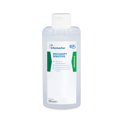Una bottiglia da 500 ml di Dr. Schumacher Descosept Sensitive Disinfezione Rapida della Dr. Schumacher GmbH, sviluppata per la disinfezione di prodotti medici. La bottiglia trasparente dispone di un'etichetta bianca con il nome del prodotto e le istruzioni d'uso in diverse lingue, tra cui inglese, tedesco e francese, oltre a un'etichetta verde "Preserve" sul lato.