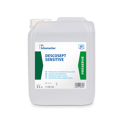 Un contenitore da 5 litri con Descosept Sensitive Disinfezione Rapida della Dr. Schumacher GmbH, una disinfezione rapida senza alcool per attrezzature mediche. Il contenitore bianco ha un'etichetta con testo in diverse lingue e un'etichetta verde PRESERVE sul lato.