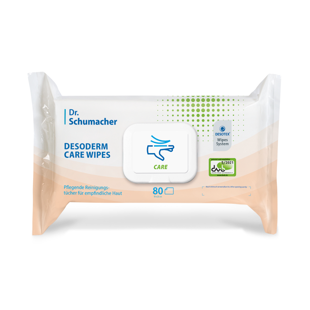 Nella foto è raffigurata una confezione di salviette umidificate Dr. Schumacher Desoderm Care Wipes della Dr. Schumacher GmbH. La confezione bianca contiene 80 salviette umidificate per la cura ed è dotata di un simbolo verde per la cura, il nome del marchio e uno schema di colori blu-verde. La confezione ha un coperchio richiudibile.
