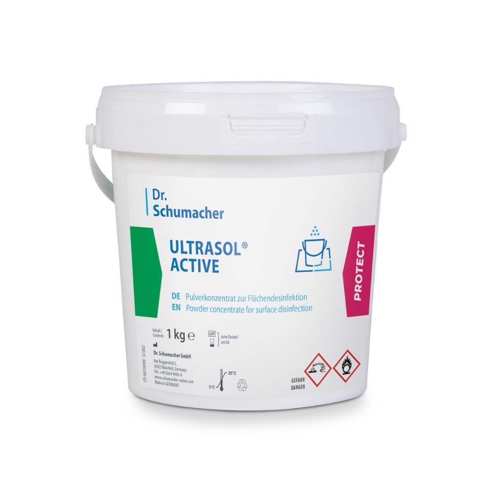 Un contenitore in plastica bianca con l'etichetta "Dr. Schumacher Ultrasol® Active Disinfezione delle superfici" della Dr. Schumacher GmbH, che contiene 1 kg di concentrato in polvere per la disinfezione delle superfici. L'etichetta contiene istruzioni per l'uso in lingua tedesca e inglese, simboli di avvertimento e sul lato destro un simbolo "Protect".