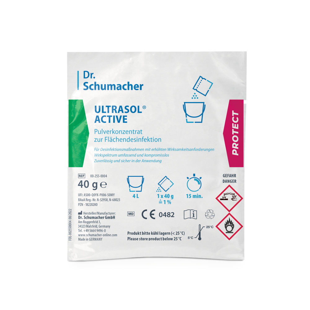 Una confezione di Dr. Schumacher Ultrasol® Active Disinfezione delle superfici della Dr. Schumacher GmbH contiene concentrato in polvere per la disinfezione delle superfici. La confezione bianca con accenti verdi e rosa contiene testo e simboli che indicano che contiene 40 grammi di concentrato in polvere per la disinfezione delle superfici e dovrebbe essere conservata sotto i 25 °C. Sulla confezione sono presenti anche simboli di pericolo.