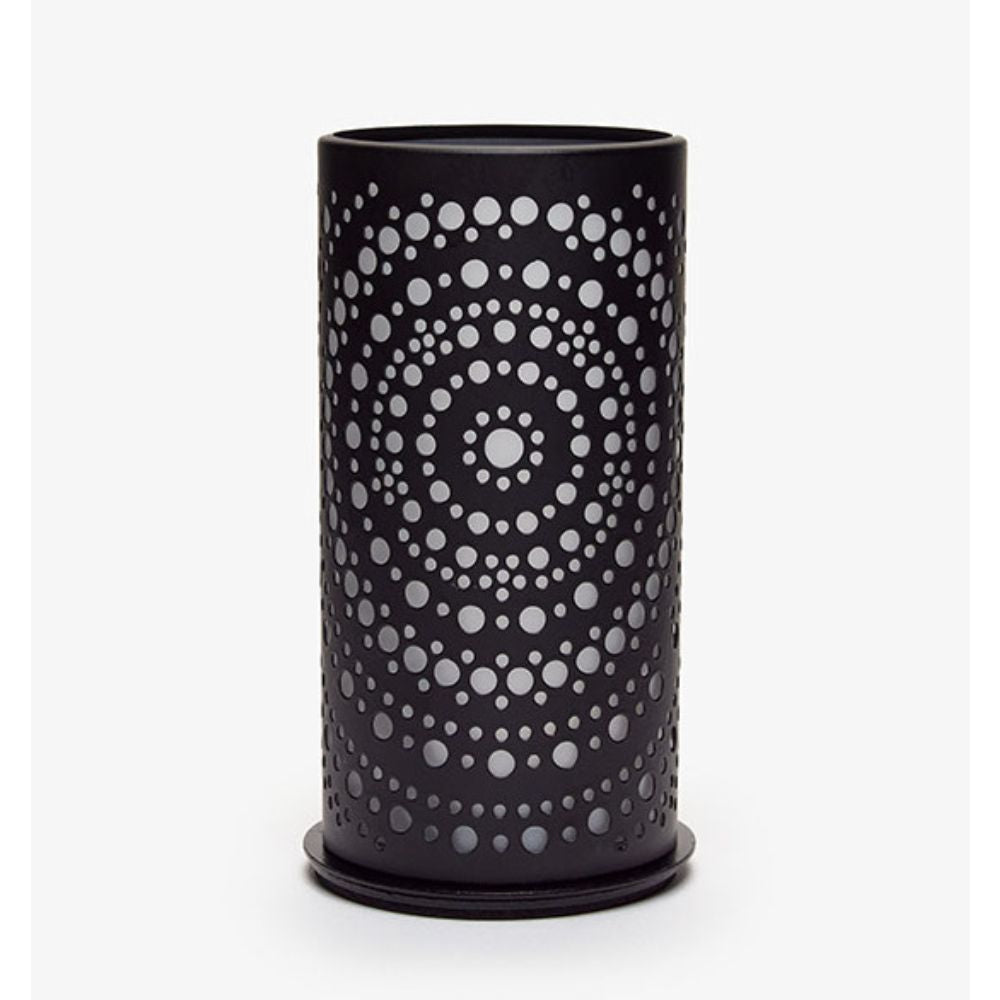 Eine schwarze zylindrische Vase mit kreisförmigen Perforationen in konzentrischen Kreisen, die ein symmetrisches Design erzeugen, das an modernes Design erinnert, ähnlich dem Duni Kerzenhalter Billy Metall von Duni GmbH, steht vor einem schlichten weißen Hintergrund.