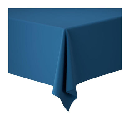 Ein rechteckiger Tisch, drapiert mit einer Duni Dunicel-Tischdeckenrollen 1,18 m x 10 m Tischdecke der Duni GmbH in einfarbigem Blaugrün, ausgestellt aus einem Eckwinkel auf weißem Hintergrund – ideal für Hochzeiten, Bankette und Firmenveranstaltungen.