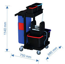 Il carrello di servizio Arcora Ecoblack 100 di Arcora International GmbH è un carrello di pulizia realizzato al 97% con materiale riciclato, con ruote, due secchi, pressa per mop, scomparti e sacco per biancheria blu. Dimensioni: 1140x750x680 mm.