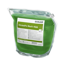 Ein 2-Liter Ecolab KitchenPro Wash'n walk Küchenbodenreiniger Beutel (2000 ml) mit klarer grüner Flüssigkeit, sichtbaren Anweisungen und Details. Ideal zur Entfernung von Fettverschmutzungen am Küchenboden.