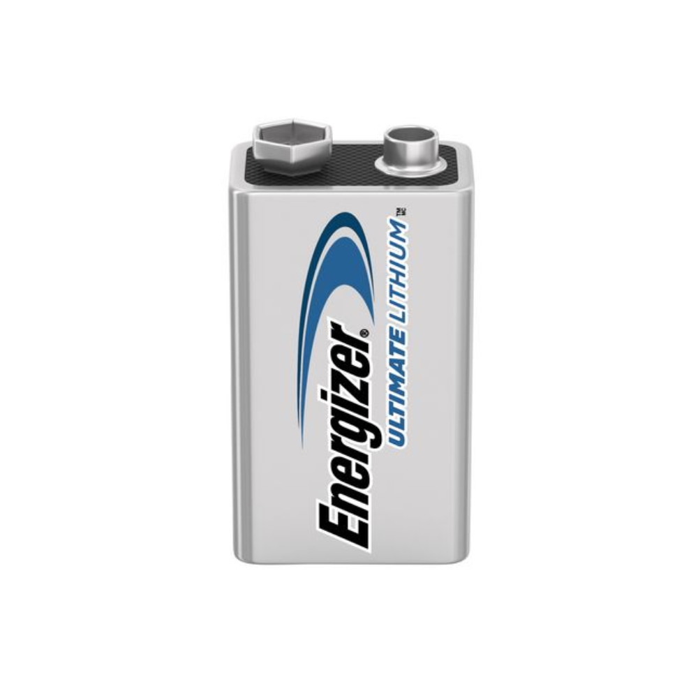 Un primo piano di una batteria Energizer Ultimate Lithium E-Block 9V L522 | Confezione (10 pezzi) di Energizer Deutschland GmbH. La batteria è di colore argento con testo nero e blu e rappresenta una fonte di energia duratura. La parte superiore della batteria presenta due terminali, uno rotondo e uno esagonale.